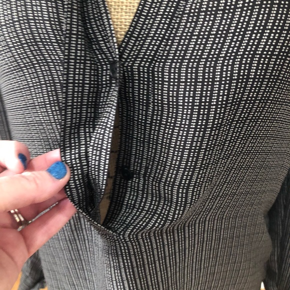 Vince 100% Silk Printed Color Block Blouse B & W - Picture 8 of 8